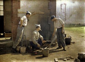 3人のフランス人兵士が直火で昼食を調理している、ソワソン、アイヌ、フランス、1917年（オートクローム）